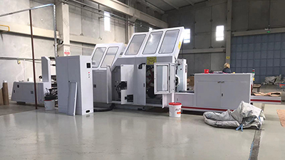 Un cliente Saudi adquiere una máquina para fabricar bolsas de papel